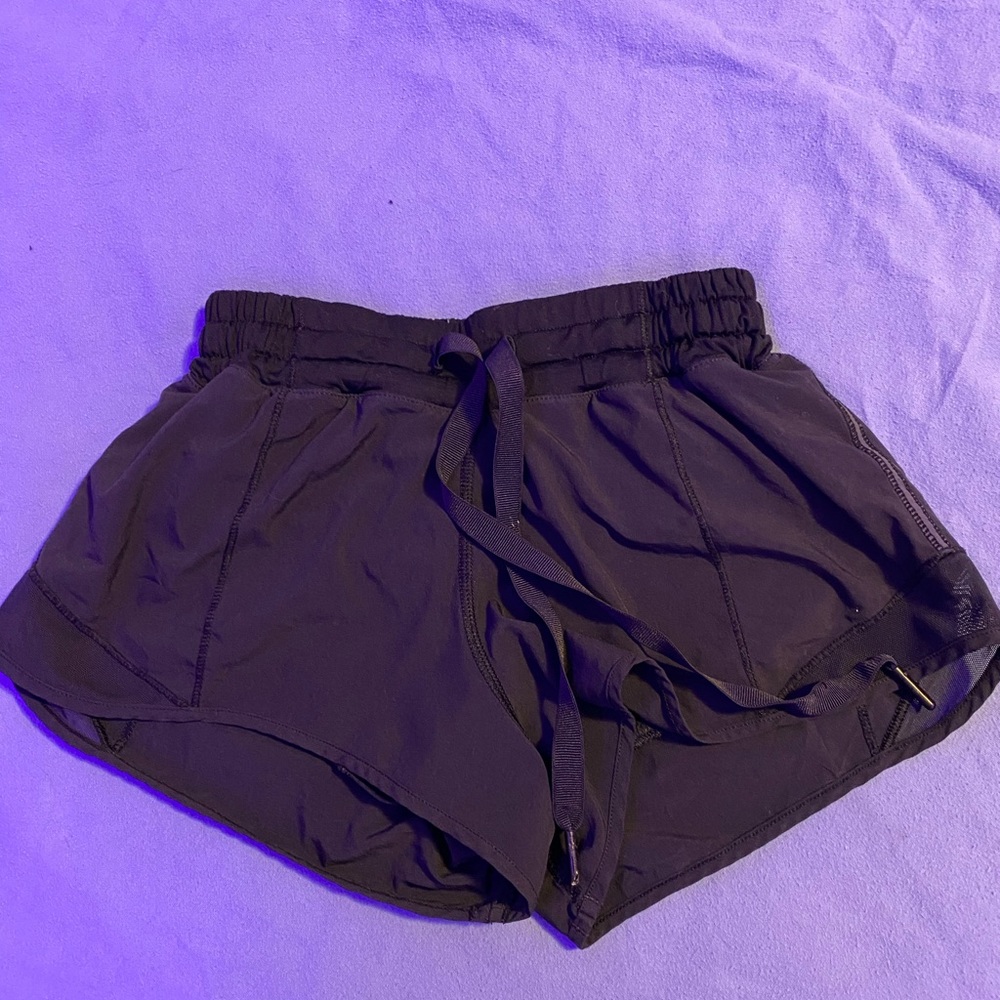 black lululemon shorts